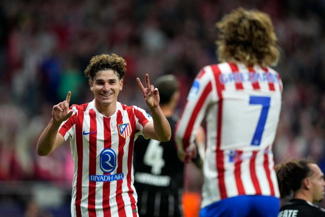 Julián Álvarez celebra el gol 200 de Antoine Griezmann (Cordon Press)