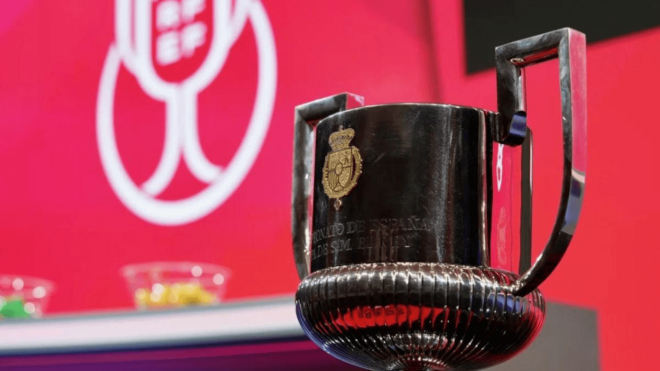 La Copa del Rey, durante un sorteo en Las Rozas.