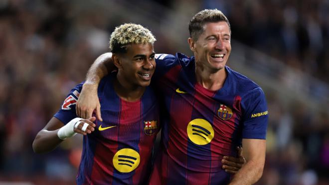 Lamine Yamal y Robert Lewandowski celebrando un gol con el Barcelona (Fuente: Cordon Press)