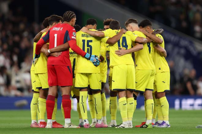 Los jugadores del Villarreal hacen piña antes del partido ante el Tottenham (Foto: Cordon Press).