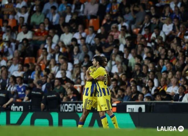 Lucas Ahijado y Rondón se saludan tras la remontada en Valencia (Foto: LALIGA).