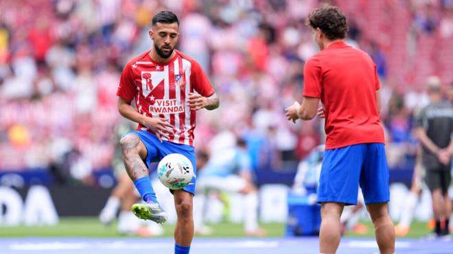 Nico González y Julián Álvarez calentando antes del derbi (Fuente: Europa Press)