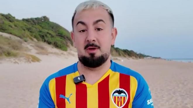 Papi Gavi, con la camiseta del Valencia CF (Foto: @agavilanyt)