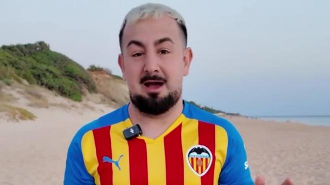 Papi Gavi, con la camiseta del Valencia CF (Foto: @agavilanyt)