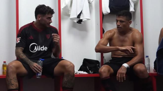 Isaac Romero, charlando con Alexis Sánchez.