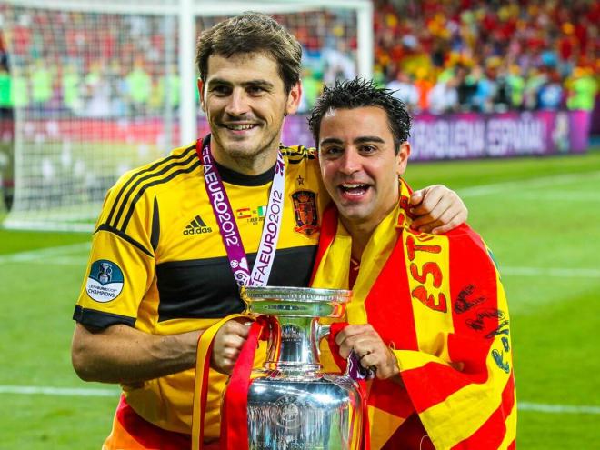 Iker Casillas y Xavi Hernández posan con la Eurocopa 2012 (Foto: EFE).