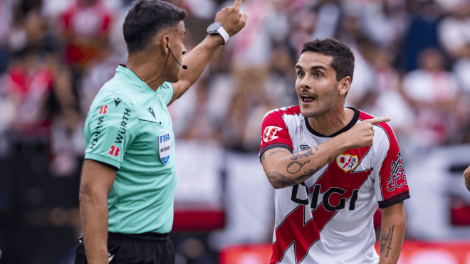 Sergio Camello protesta ante Gil Manzano en el Rayo-Sevilla (Foto: Cordon Press).