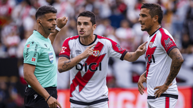 Sergio Camello protesta ante Gil Manzano en el Rayo-Sevilla (Foto: Cordon Press).