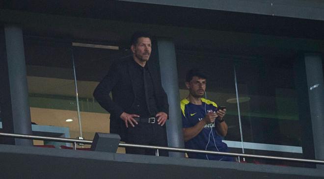 Simeone en las gradas del Metropolitano en Champions League (Fuente: Cordon Press)