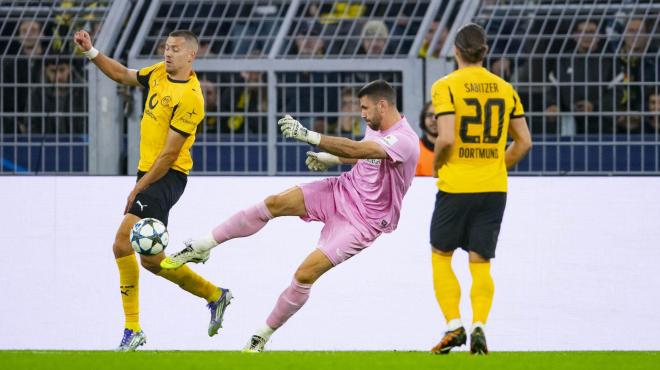 Despeje de Unai Simón ante el Borussia en la Champions League (Foto: Athletic Club).