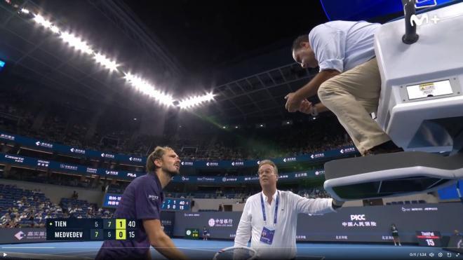 Trifulca de Medvedev con el juez de silla.