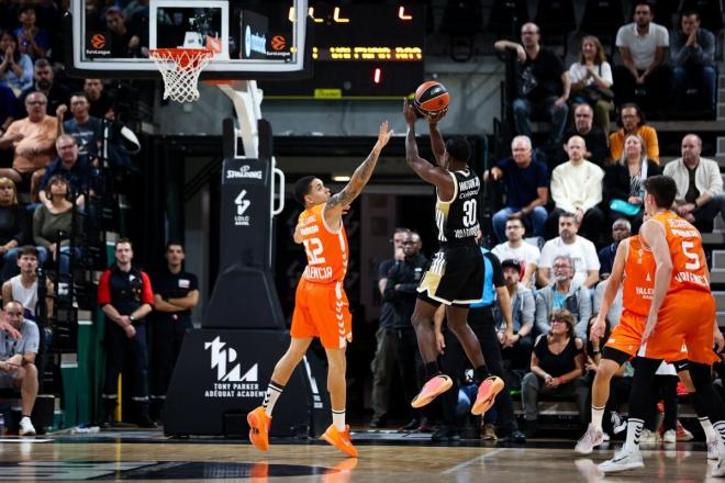 Valencia Basket asalta la cancha del Asvel y debuta con victoria en la Euroliga