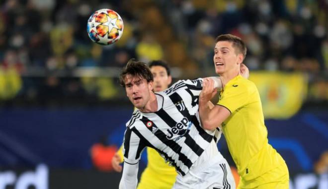Dusan Vlahovic y Juan Foyth pelean un balón en el Villarreal-Juventus de 2022 (Foto: EFE).