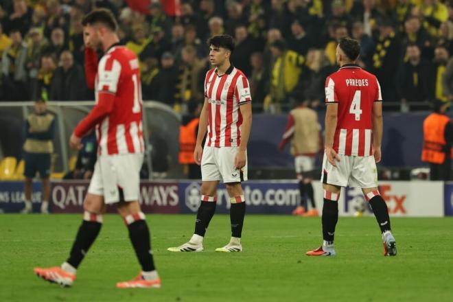 Los jugadores del Athletic Club Aymeric Laporte, Rego y Aitor Paredes se lamentan de un gol ante el Dortmund (Foto: EFE).
