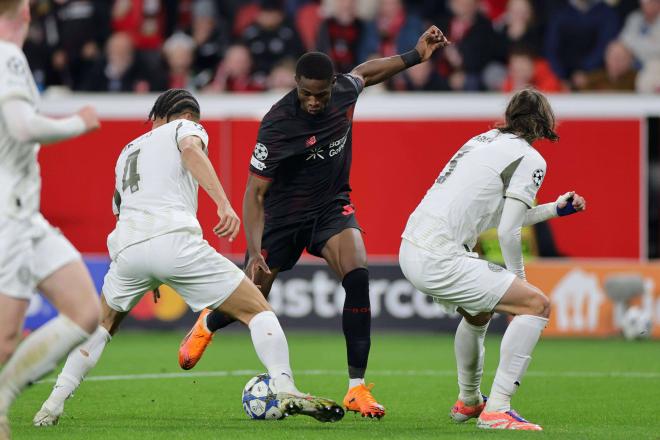 Christian Kofane en un duelo de Champions. (Foto: Cordon Press)