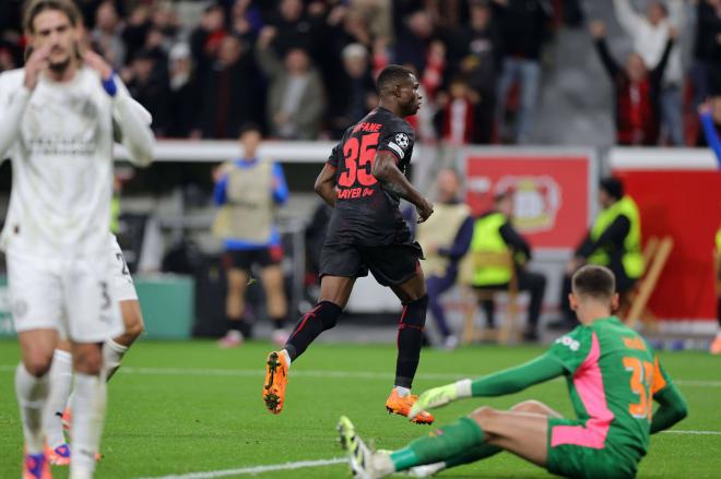 Christian Kofane en un duelo de Champions. (Foto: Cordon Press)
