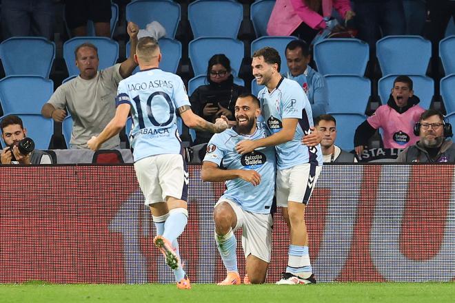 Borja Iglesias celebra su gol ante el PAOK (EFE)
