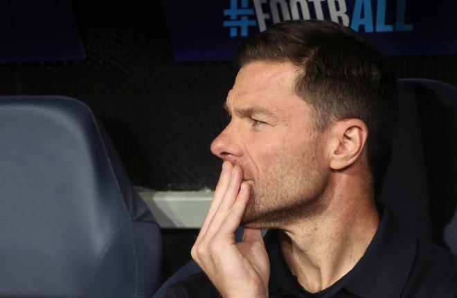 Xabi Alonso, en el banquillo durante el partido de Champions League del Real Madrid en Almaty. (Foto: EFE)