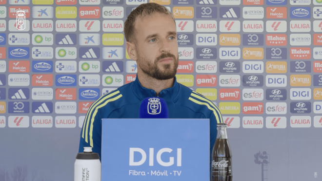 Aarón Escandell, en sala de prensa con el Real Oviedo.