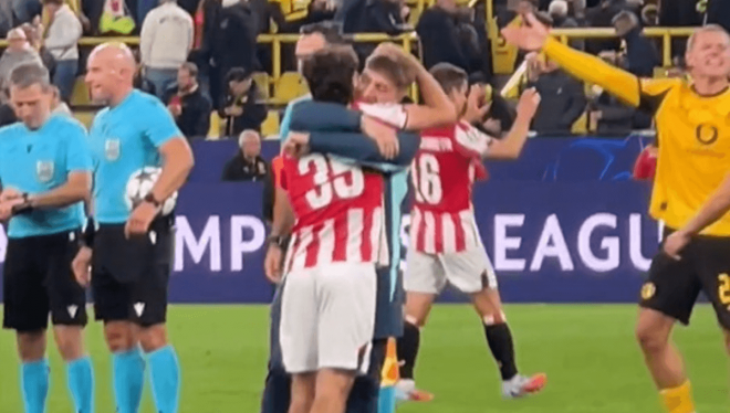 Abrazo entre los jugadores del Athletic Ibon Sánchez y Jauregizar.