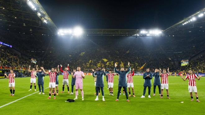 Los leones agradecen el apoyo a los aficionados que viajaron para el partido ante el Borussia en la Champions League (Foto: Athletic Club).