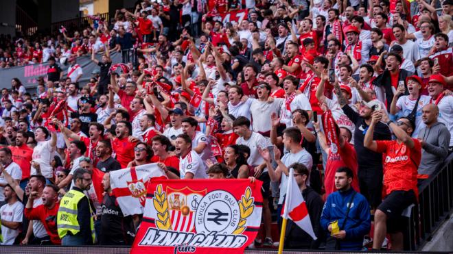 La afición del Sevilla en Vallecas (Cordon Press)