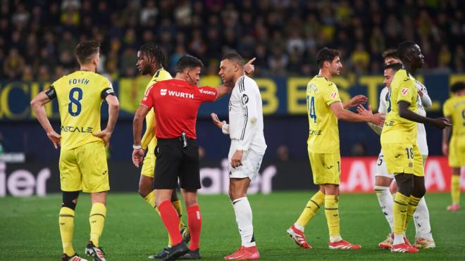 Mbappé habla con Gil Manzano (Foto: Cordon Press)