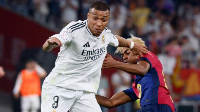 Mbappé disputa el balón con Lamine Yamal (Foto: Cordon Press)