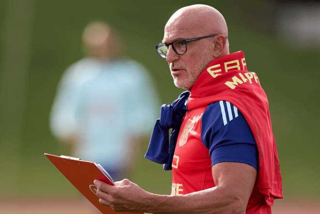 Luis de la Fuente dirige una sesión de entrenamiento. (Foto: SeFutbol)