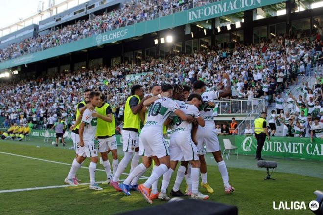 Los jugadores del Elche celebran un gol esta temporada (Foto: LALIGA).