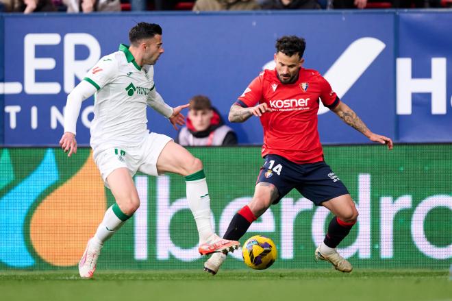 Rubén García encara a Diego Rico en el Osasuna-Getafe de la 24/25 (Foto: LALIGA).