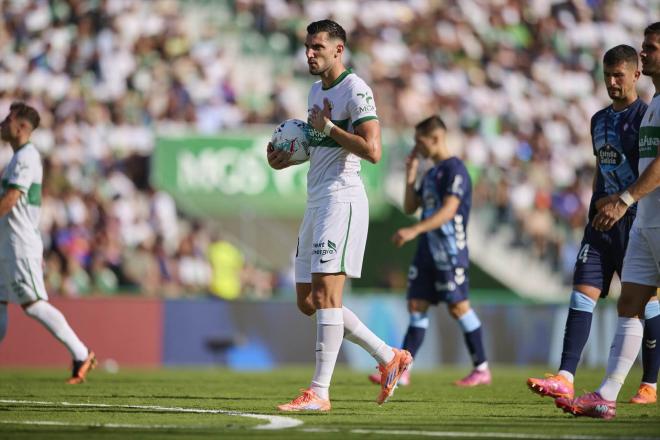 Rafa Mir se dispone a tirar su penalti en el Elche-Celta (Foto: Europa Press).