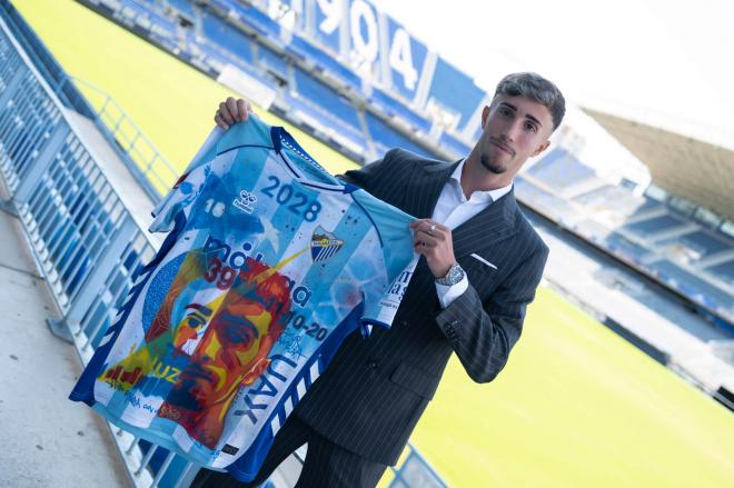 David Larrubia posa con la camiseta especial por su renovación (Foto: Málaga CF).