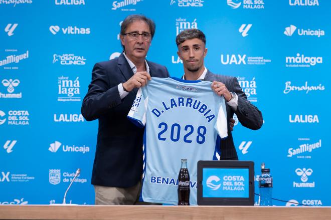 Loren Juarros y David Larrubia posan tras la renovación de este (Foto: Málaga CF).