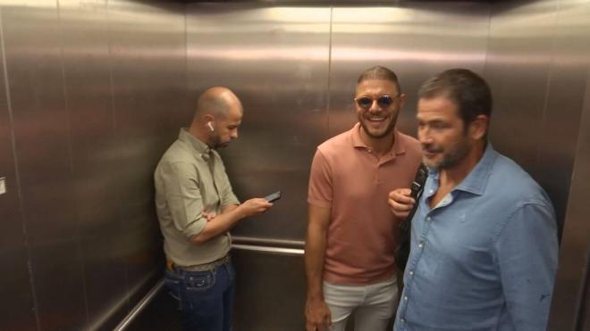 Manu Fajardo, Joaquín y Alarcón, en el aeropuerto yendo a Barcelona.