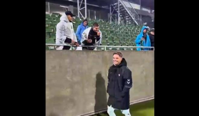 La reacción de un aficionado del Ludogorets tras un selfie con Lo Celso.