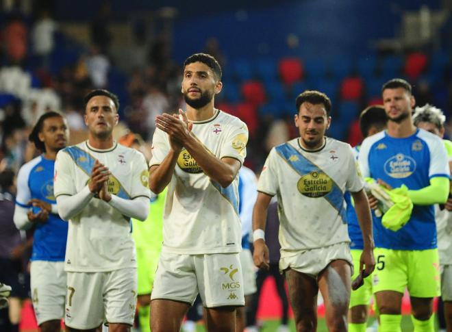 Zakaria Eddahchouri aplaude a la afición tras el Eibar-Deportivo (Foto: LALIGA).