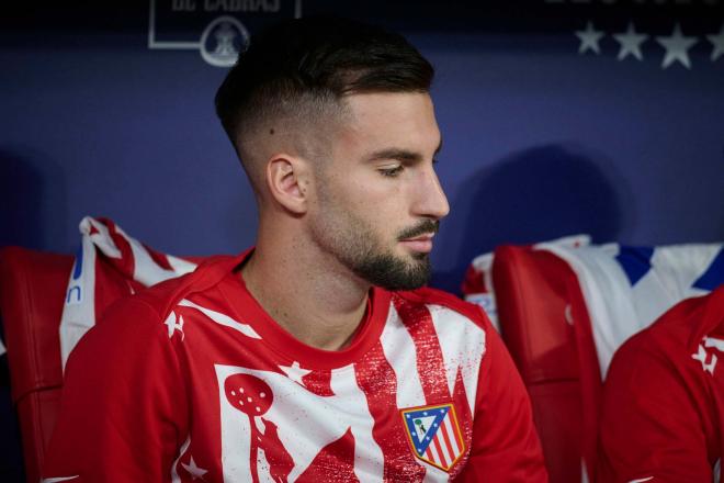 Álex Baena en el banquillo del Atlético de Madrid (Cordon Press)
