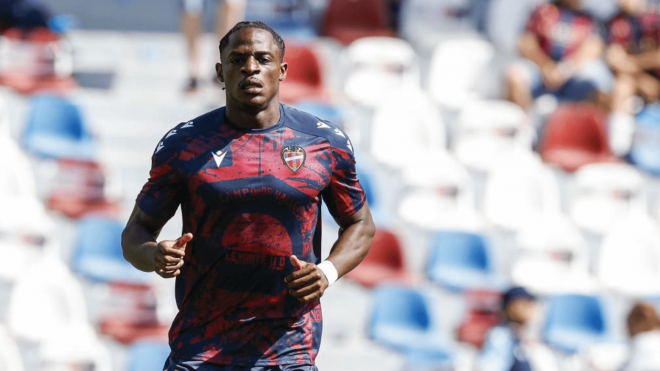 Etta Eyong, en un calentamiento con el Levante (Foto: LaLiga).