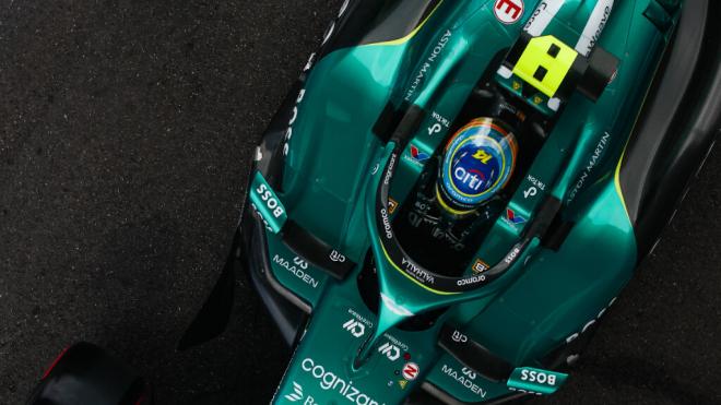 Fernando Alonso con su coche Aston Martin (Cordon Press)