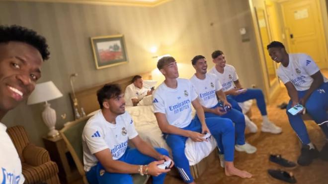 Los jugadores del Madrid, juntos jugando a la play station