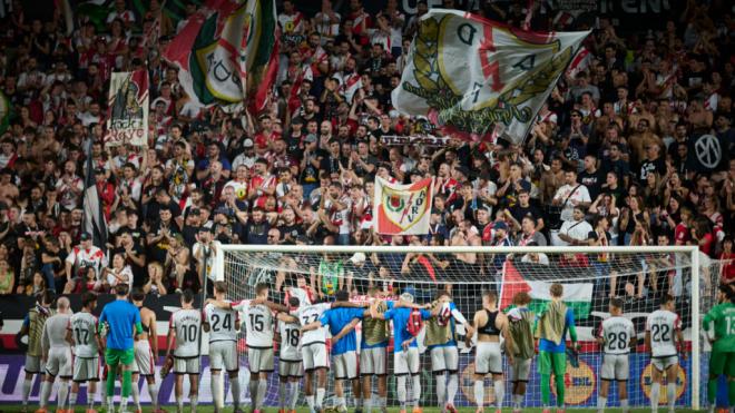 El Rayo Vallecano celebrando con su afición (Cordon Press)