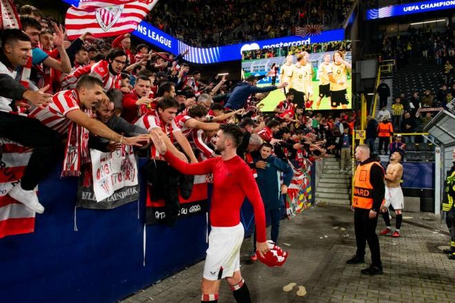 Aymeric Laporte saluda a los aficionados en la Champions League (Foto: Athletic Club).