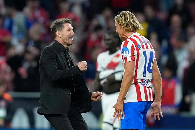 Simeone y Marcos Llorente celebran un gol en el Atlético-Rayo (Foto: Cordon Press).