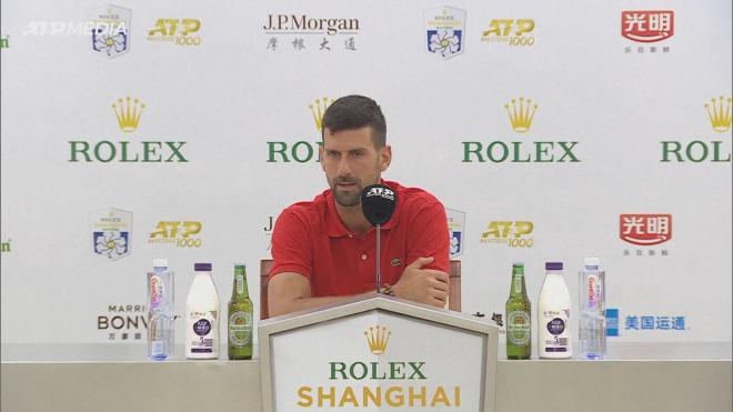 Novak Djokovic hablando en rueda de prensa antes del Master 1000 de Shanghái (Cordon Press)
