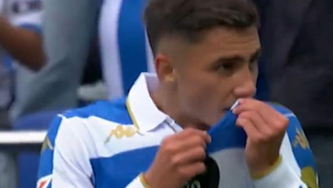 Beso de Yeremay Hernández al escudo en el Dépor-Almería.