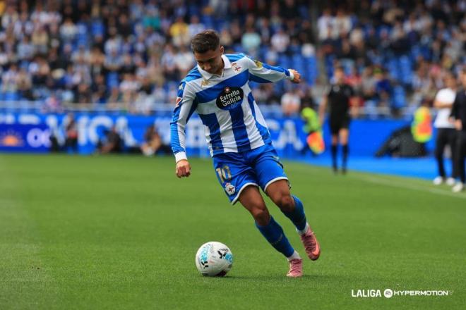 Yeremay Hernández conduce un balón en el Dépor-Almería (FOTO: LALIGA).