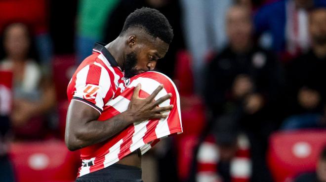 El beso de Iñaki Williams, en San Mamés, ante el Mallorca (Foto: Athletic Club).