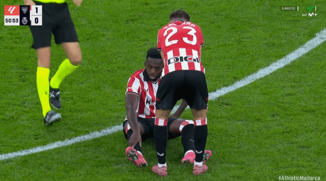 Iñaki Williams, en el suelo lesionado en el Athletic-Mallorca.