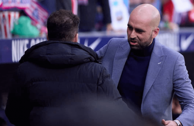 Saludo entre Simeone y Claudio Giráldez (Foto: Cordon Press).